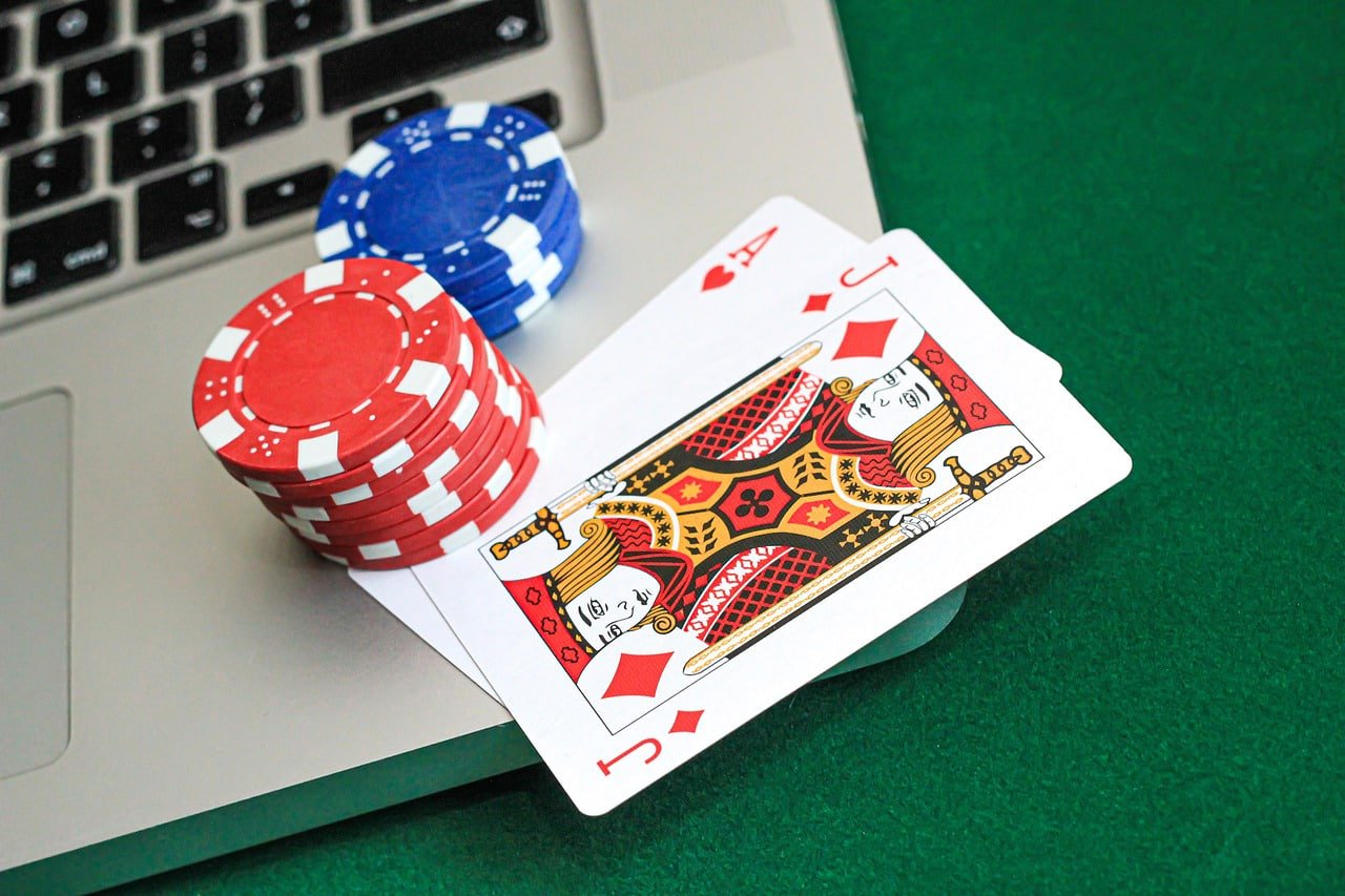 Simbol aturan dan hukum yang melindungi pengguna dalam platform hiburan digital
